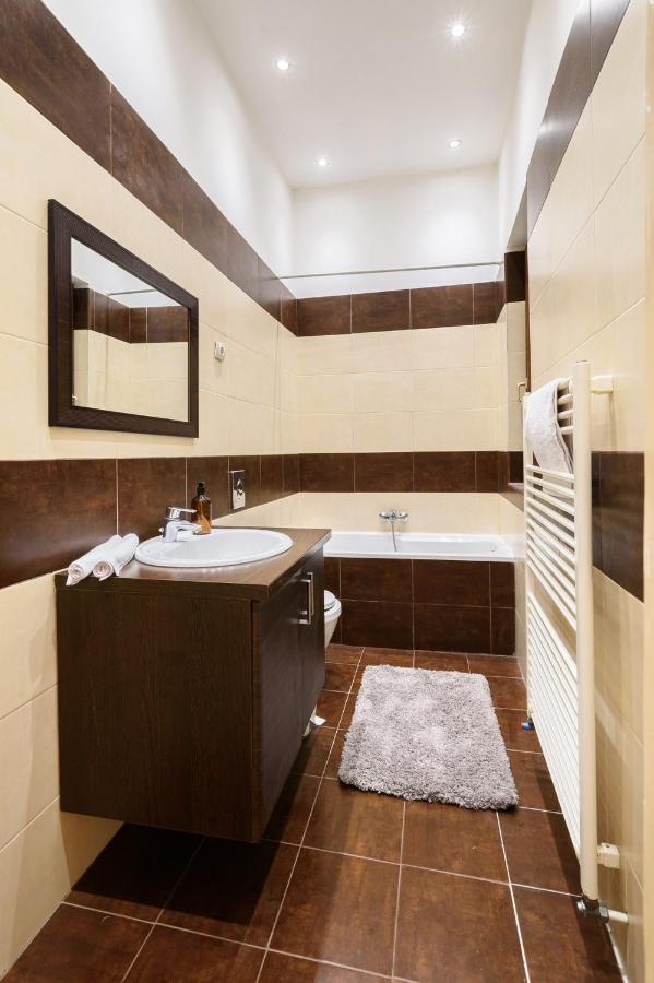 Spacious & Serene Downtown Home With Free Parking Βουδαπέστη Εξωτερικό φωτογραφία